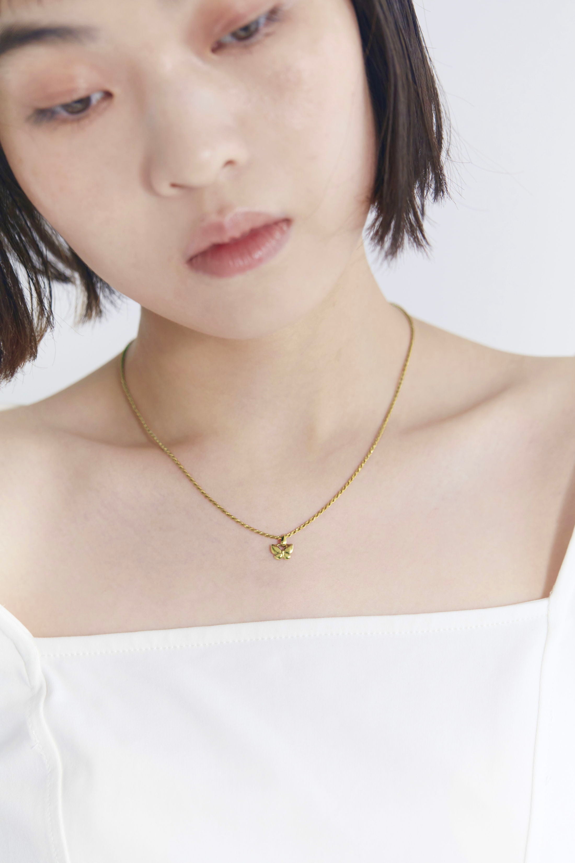 蝶々のチャームがついたネックレス